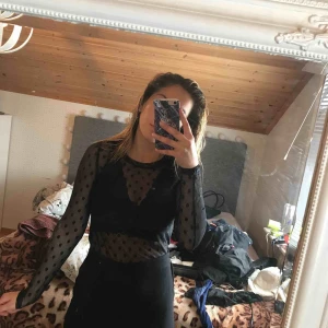  - Svart prickig meshtopp från Monki i storlek S. Använt ca 3 gånger. Köparen står för frakt :)) 