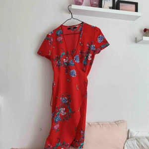  - superfin omlottklänning från bikbok, använd enstaka gånger förra sommaren så den är i superfint skick, säljer pga för liten:( köparen står för frakt💓