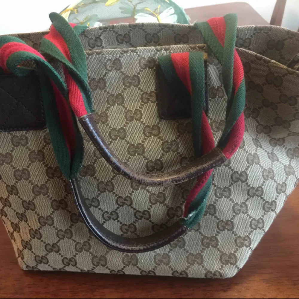 Gucci handväska Äkta köpte begagnad från en vän så har inte jag kvitto för den. Garanti det att den är ju äkta. 100% Har Swish . Väskor.