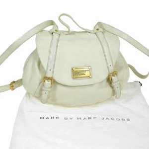  - Ryggsäck från Marc Jacobs i äkta koläder.  Bilderna är tagna på min egna väska.  Dustbag medföljer!  Frakt ingår i priset 