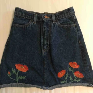  - Kjol ifrån Monki storlek 34 använd ca 2 gånger men i gott skick 