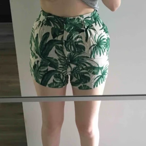  - Shorts med gröna blad på. Knappt använda.  Kan mötas upp i GBG annars får köpare stå för frakt