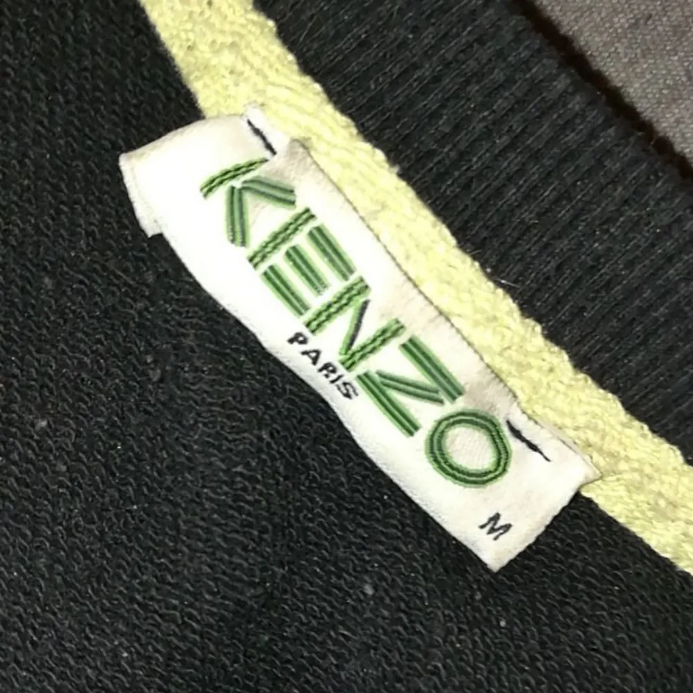 Kenzo tröja i Storlek Medium men passar som en Small. Väldigt fint skick o använd ett fåtal gånger. Köpt i Göteborg för ca 2400. Säljer den billigt för vill bli av med den. Priset kan diskuteras vid snabb affär!! :) kan frakta eller mötas upp!  . Hoodies.