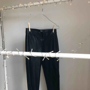  - Svincoola brallor i skinnimitation i storlek XS. Tyvärr för små för mig så har aldrig kunnat använda dem. 