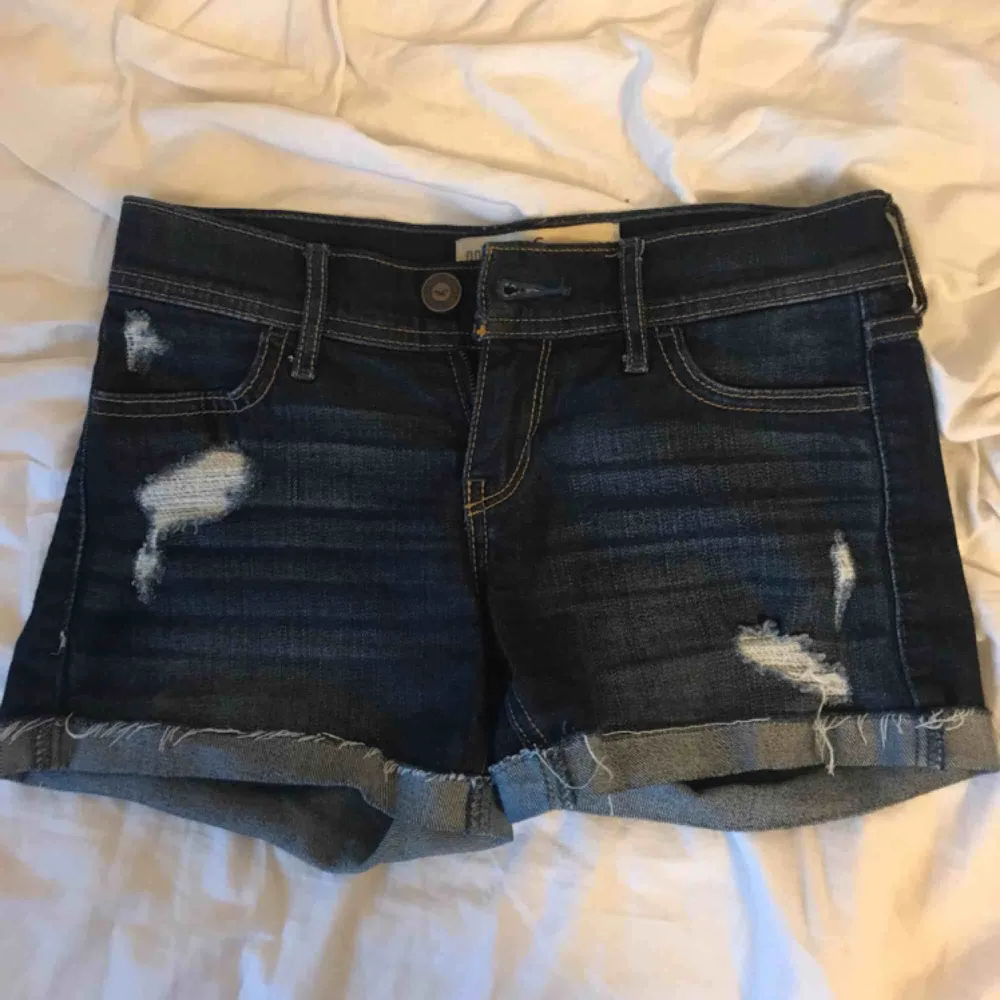 Säljer dessa hollister shorts för de blivit för små för mig. De är högmidjade.  Storlek W23 vilket motsvarar XS. Kan frakta eller mötas upp :) . Shorts.