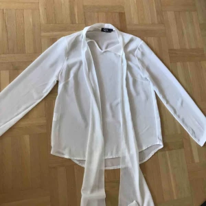  - En mycket din och tunn blus med band 