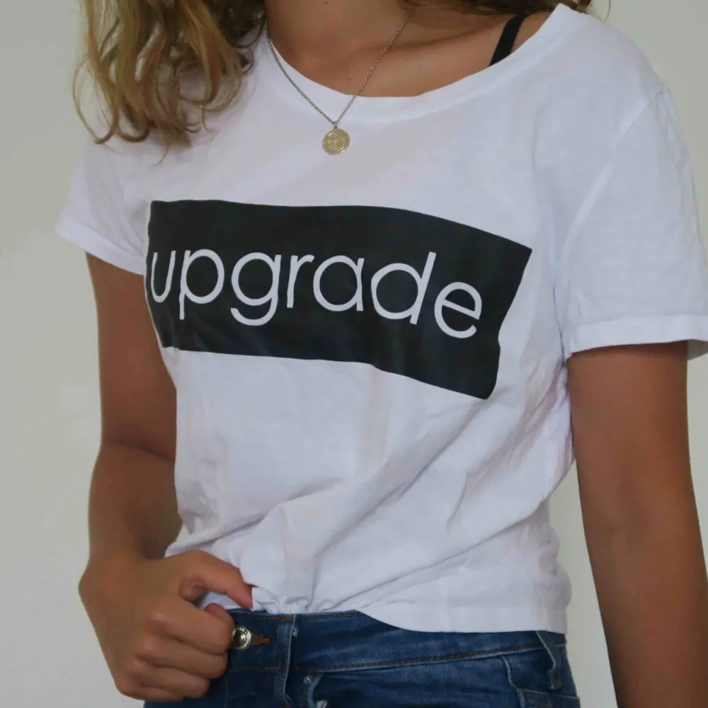 Fraktar för denna!!  Vanlig t shirt från Cubus ’Upgrade’, använd en gång men tvättades lite för hårt därav priset, enkel att matcha till vad som. . T-shirts.