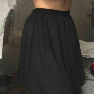  - Superfin svart kjol Chiffon ifrån BY American Apparel, aldrig använd då jag inte är något för kortare kjolar. Passar XS/S då det är resor band i midjan.