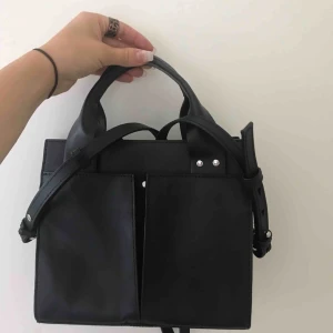  - Säljer min WERA väska. Den är som ny och är använd två gånger. Om du vill köpa och behöver få den fraktad kan vi komma överens om ett bra pris där frakt ingår. Nypris 799kr på Åhléns