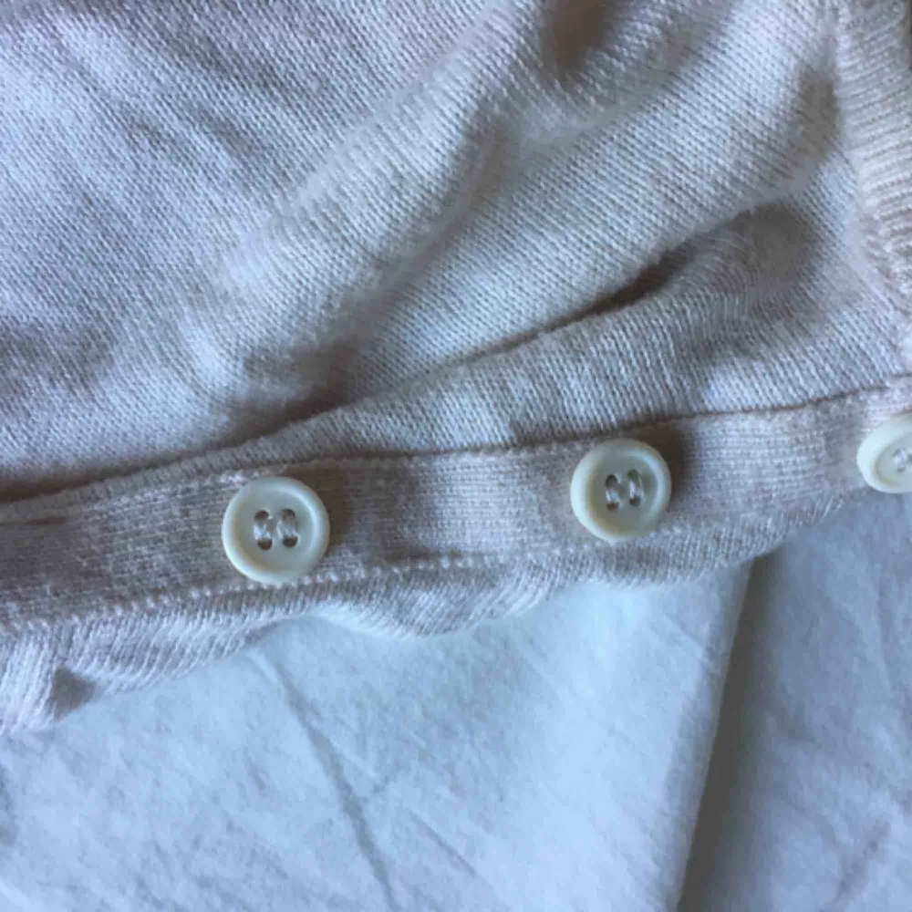 Superfin stickad tröja med knappdetaljer på axlarna. Säljes då den ej kommer till användning. Köpare står för frakt!🌸. Tröjor & Koftor.