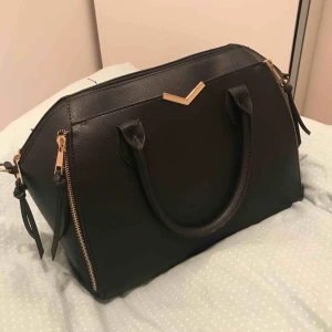  - En väska från Primark!! Köpt i london, cirka ett år gammal men har använt den typ 2 gånger. Priset går att diskutera!! Möts upp i Stockholm
