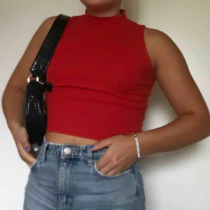  - Rött ribbat kort linne med polokrage från Gina tricot. Välanvänt men i bra skick! Frakt ingår i priset men kan mötas upp i karlstad