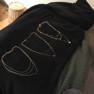  - Jätte fina halsband i jättebra skick men halsbandet i mitten har tappat lite färg. Säljes styck vis, pris kan diskuteras!!😊