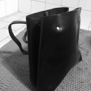  - Liten ryggsäck/handväska från Brandy Melville. Använd max 3-4 gånger :)