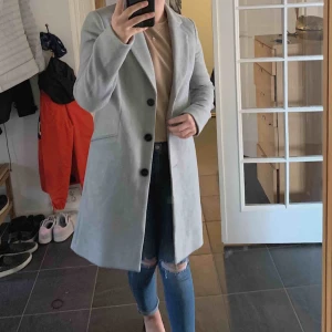  - Superfin grå kappa från Vero Moda, aldrig använd Säljes då den inte kommit till användning hos mig
