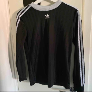  - Snygg adidaströja! Använd fåtal gånger. 