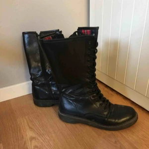  - Svarta stövlar i fakeläder inköpta på Din Sko (är osäker på vilket märke dock). De är väl använda och är lite trådiga i sömmarna (se bild 3). Annars i fint skick, passar bra nu på hösten!🍂
