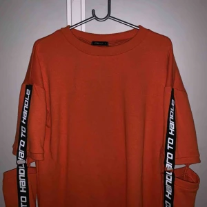  - Orange kortare cool klänning i tjockare material. Använd 1 gång. Frakt tillkommer<3