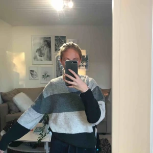  - Snygg oanvänd stickad tröja från H&M, grymt sick.  Sticks inte på kroppen 