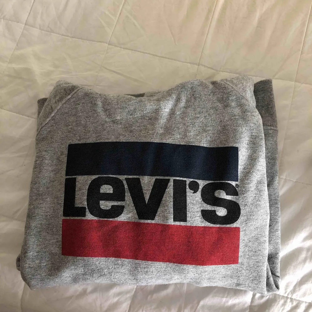 Hej! Levis hoodie i storlek S Dam, använd 1 gång. Som ny. 250 kr, köparen står för frakt! . Hoodies.