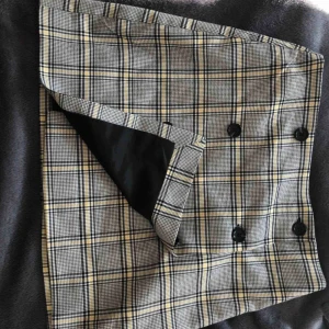  - Fin kjol, den är verkligen jätte snygg och mysig. Men den ör inte jag bara. Den är använt endast en gång i nån timme men inte mer. Så den är som ny. Ny pris är 299kr från HM. Kan fraktas eller hämtas i centrala Västerås.