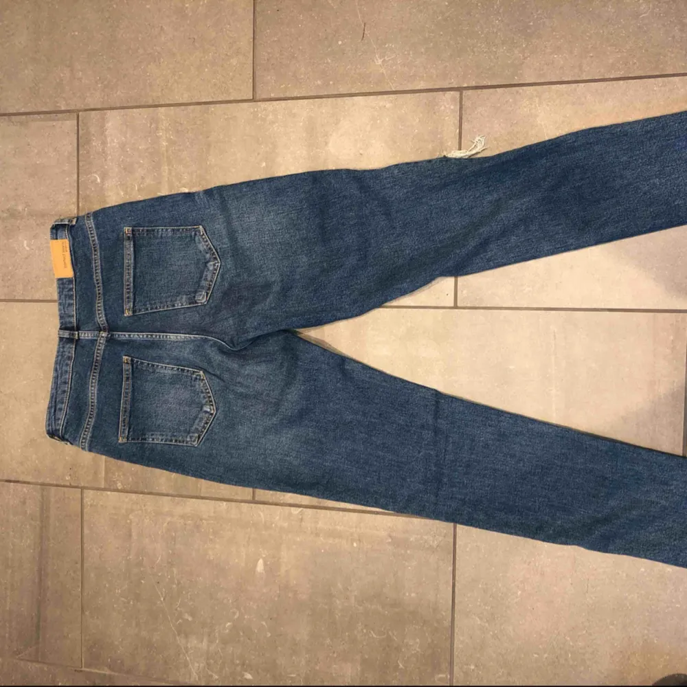 Helt oanvända Gina tricot jeans lite mom jeans. Köptes för 500kr . Jeans & Byxor.
