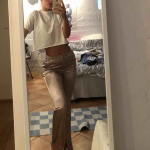  - kostymbyxor i guldfärg. perfekt för fest! nypris var ca 600kr tror jag. 