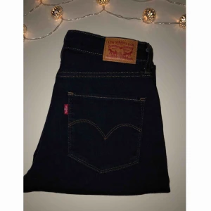  - Ett par 721 ”High Rise Skinny” mörkblå från Levi’s, använd endast 2 gånger! Köparen står för frakten💗💗