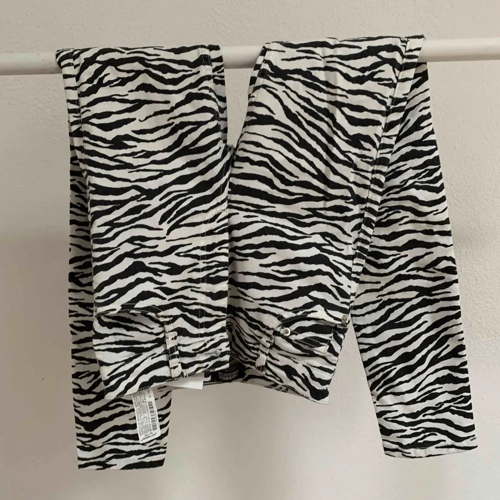 Mönstrade jeans i zebra från ZARA i storlek 34.  Fint skick!   Finns i centrala Göteborg, annars står köparen för frakt. . Jeans & Byxor.