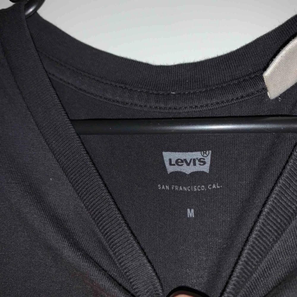 Säljer en Levis tröja. Köparen står för frakten o pris kan diskuteras. T-shirts.