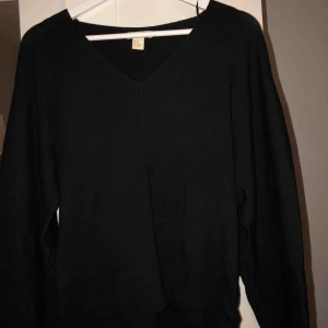  - Superskön svart stickad tröja 