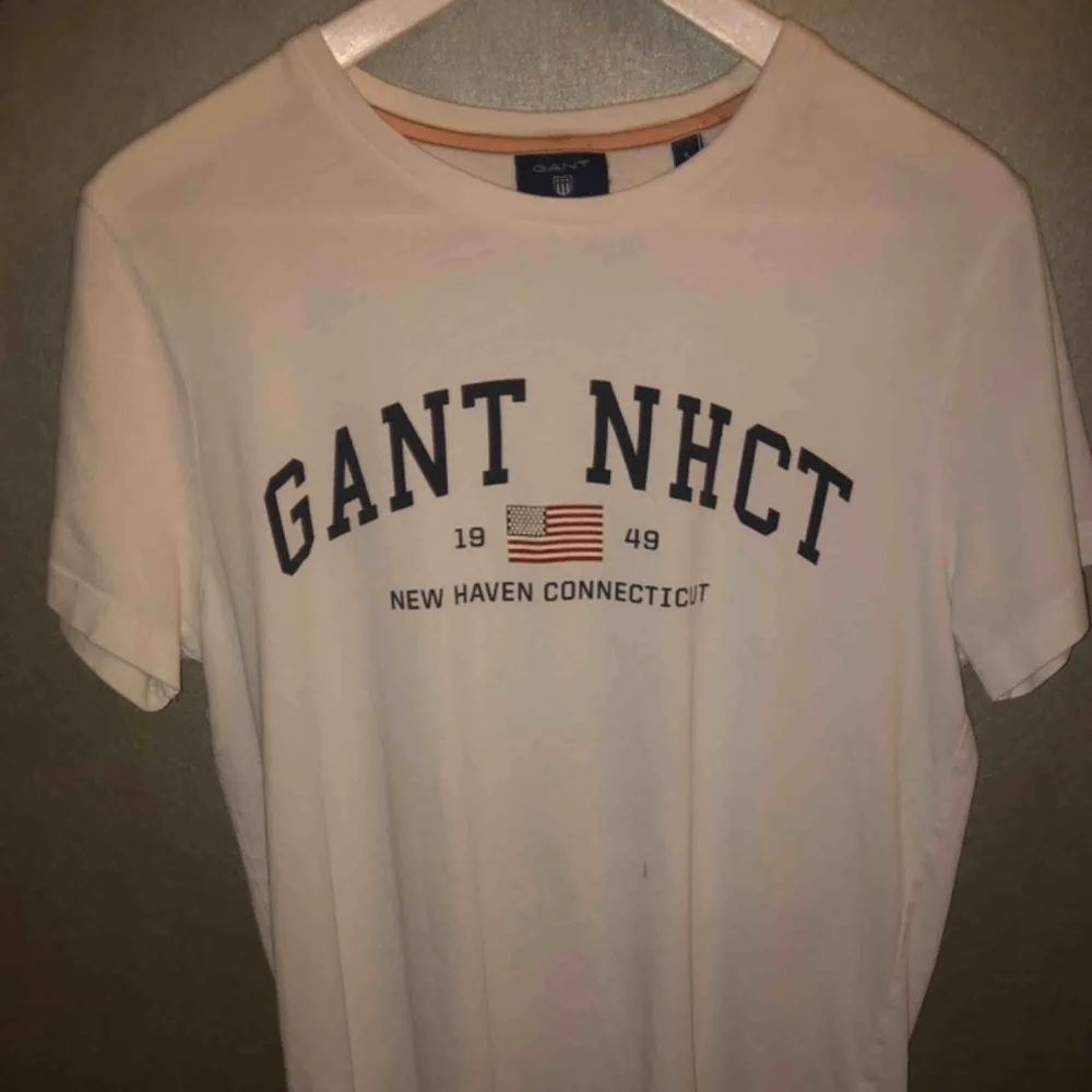 Köpt i en Gant affär. Bra skick.. T-shirts.
