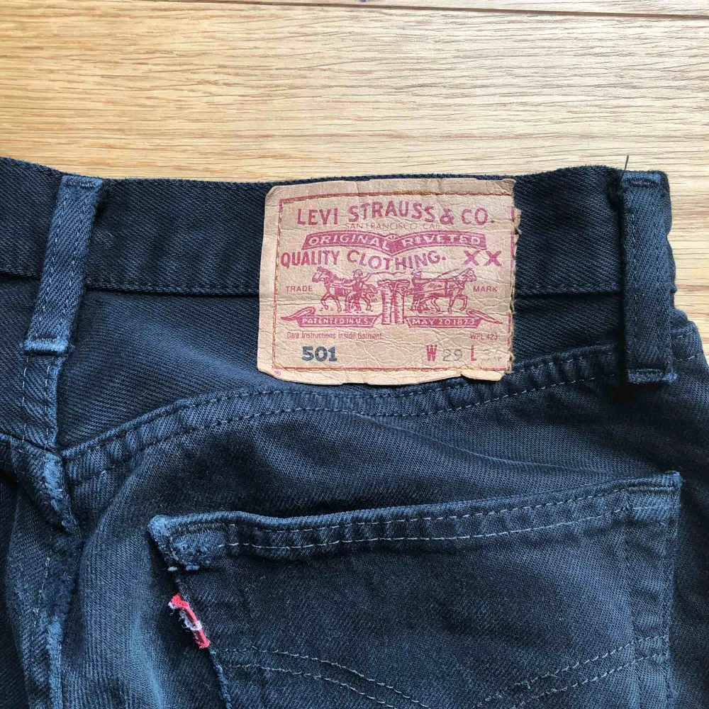 Vintage levis 501 står storlek 29 men känns mer som 27/28. Jättefina och snyggt slitna/ vintage.. Jeans & Byxor.