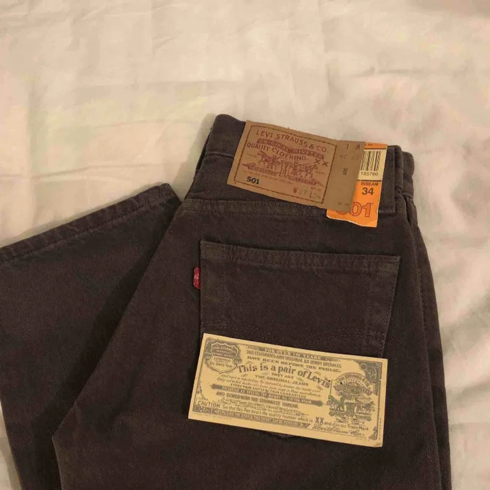 Ett par jättesnygga Levi’s Jeans i modellen 501! Helt nya, lappen kvar. Tyvärr för små för mig:(   W27 L34 enligt etiketten men skulle säga att de e typ 32 i benen:) . Jeans & Byxor.