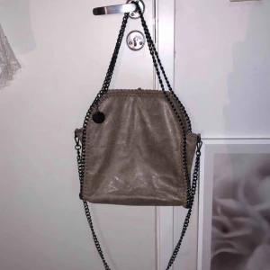  - Beige väska i Stella McCartney stuk, aldrig använd. Skriv för fler bilder! 