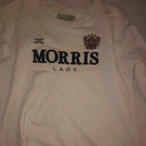  - Snygg och skön tröja från Morris, köptes för 1200 kr men säljer för nästan 1000 kr billigare! Är lite oversized i modellen, vilket bara är snyggt! Köparen står för frakten, annars kan jag mötas upp i Stockholm City eller i Södertälje! 