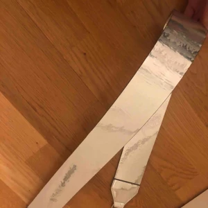  - Silvrigt/spegel färg axelband från Carin Wester. Köpt på Åhléns. Möts i Stockholm