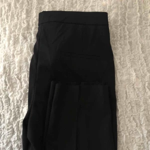  - Stilrena kostymbyxor i ett skönt material Är tyvärr för stora i midjan för mig men väldigt bra i längden då de är lite kortare