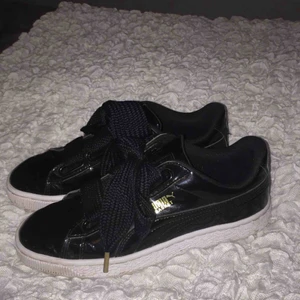  - Puma basket skor, sparsamt använda! Sidenbanden för att variera skosnören
