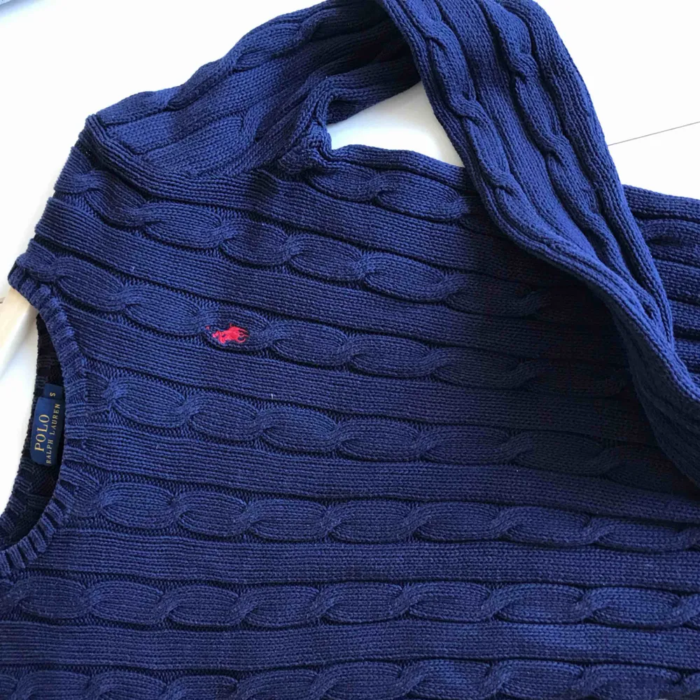 Jag säljer en tröja som kommer från Ralph Lauren Jag köpte den för: 1299:- MITT PRIS: 300 eller högstbjudande  Storlek: S Köparen står för frakten. . Stickat.