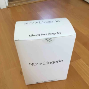 - Oanvänd deep plunge bra A-cup. Ligger i orginalförpackning.  Kan hämtas i Spånga/Vällingby eller så står köparen för frakt via Postnord. 