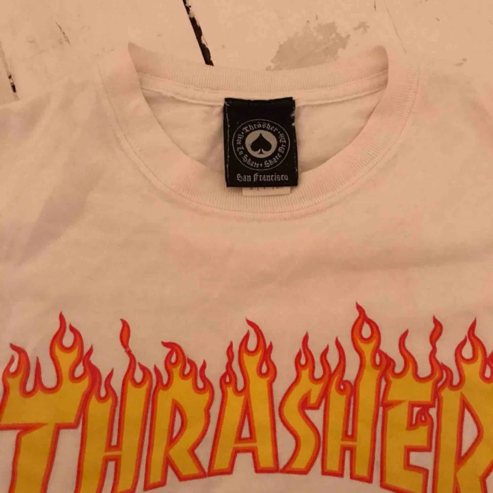 Jag säljer min vita Thrasher t-shirt som är i storlek small. Den är i gott skick! Köparen står för frakt och betalningen sker via swish!💞. T-shirts.