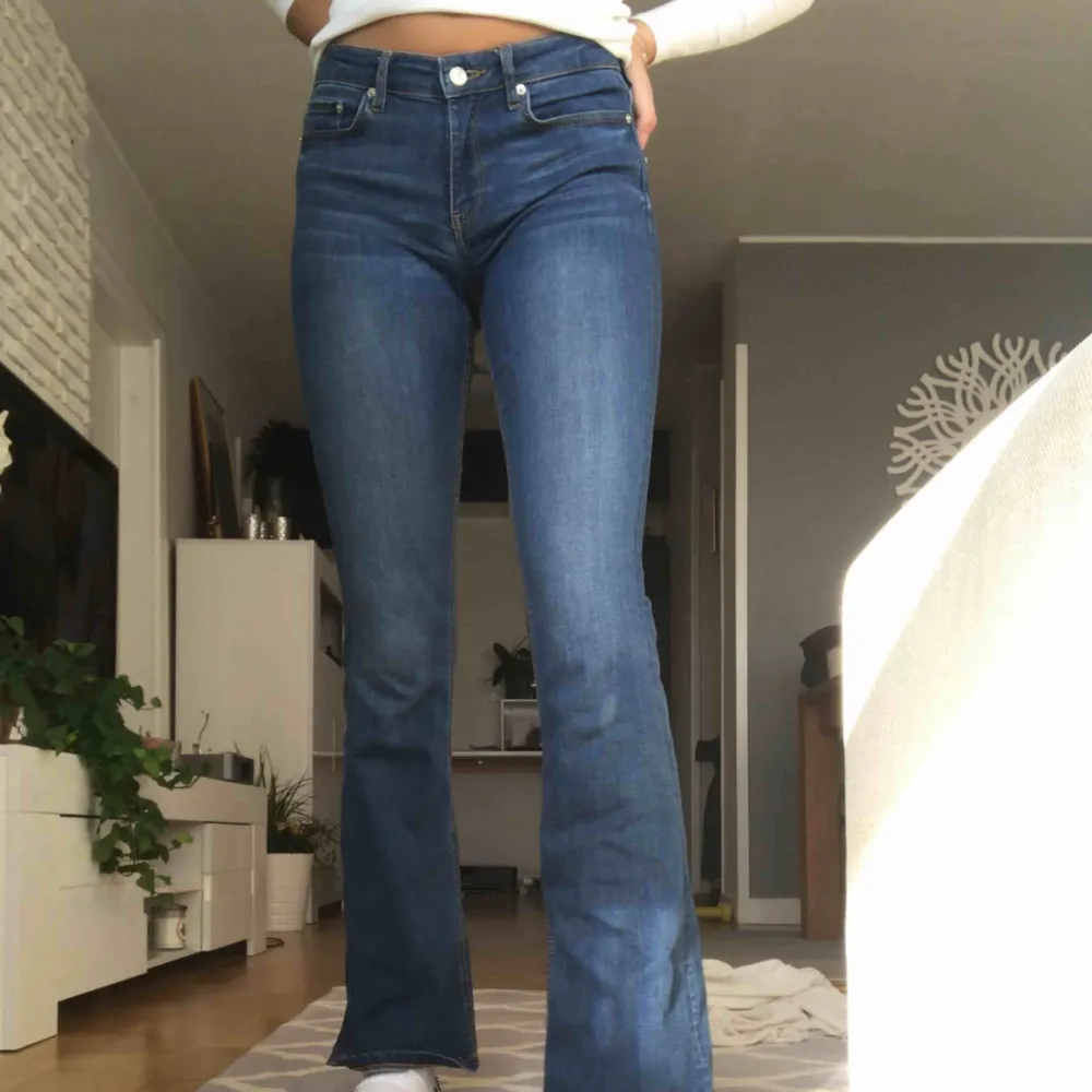 Assnygga mid rise bootcut jeans från zara, sparsamt använda ca 2/3 tvättar. Lite stora på mig i midjan perfekta i längden;)). Jeans & Byxor.