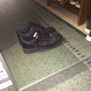  -  Ett par svarta air force som är använda men i bra skick, storlek 41 men passar även 42, finns i Norrköping men kan även frakta mot betalning 💓