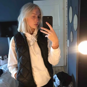  - Väst till hösten som passar till allt och som värmer superbra! Står att det är 158 men jag kan fortfarande ha den efter alla dessa år, och den ser ut som ny