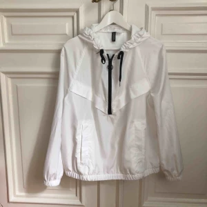  - Tunn träningsjacka från h&m divided! Använd ca 2ggr, så är i fint skick. Köparen står för frakt ☘️