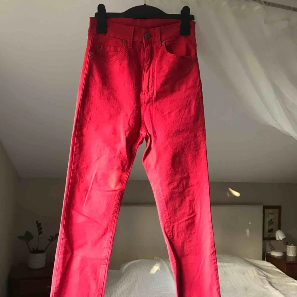 Skitsnygga högmidjade jeans från drdenim som formas jättesnyggt efter kroppen! Härlig röd färg  och i mycket bra skick🍂💋 frakt 54kr. Jeans & Byxor.