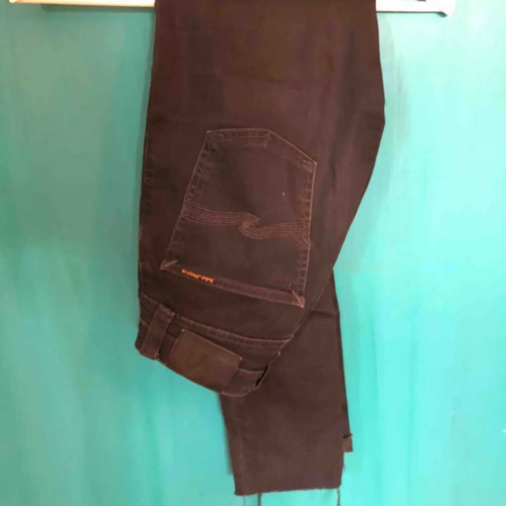 Svarta jeans från Nudie 💫 Naturligt slitna längst ner på byxkanten.  Köpare betalar frakt ❤️. Jeans & Byxor.