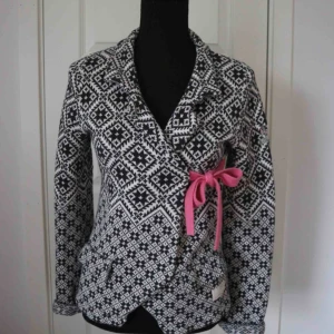  - Säljer en kofta från Odd Molly i nytt skick!  Koftan är använd ett fåtal gånger och är köpt från Best of Brands Storlek: (1) som motsvarar S  