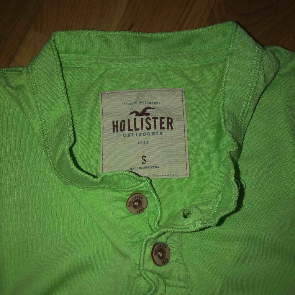 Hollister Tshirt, fint skick, knappt använd.. T-shirts.